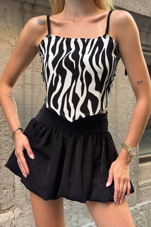 Siyah-Beyaz Desenli İnce Askılı Omuz Bağcıklı Sırt Kurdeleli Bluz