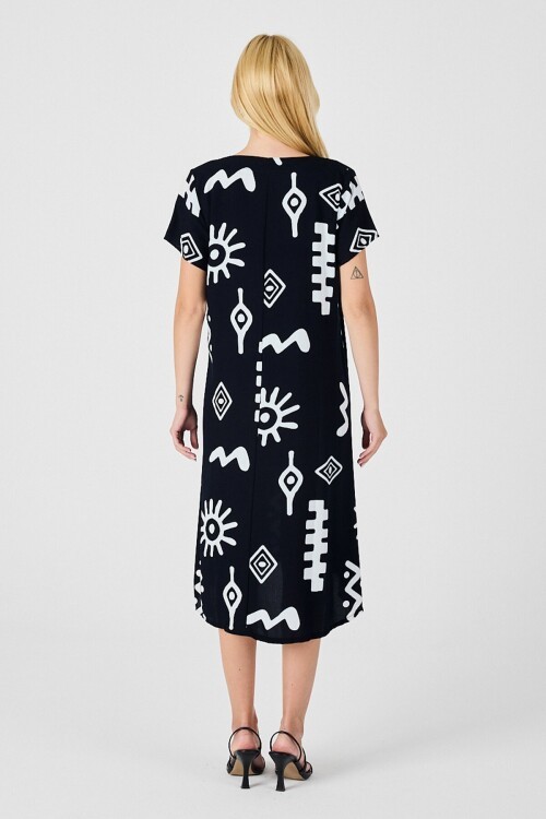 Siyah Desenli V Yaka Kısa Kollu Yırtmaçlı Midi Boy Elbise