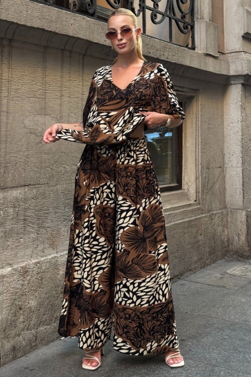 Kahverengi Desenli V Yaka Yarım Kol Bluz Ve Beli Lastikli Palazzo Pantolon Takım