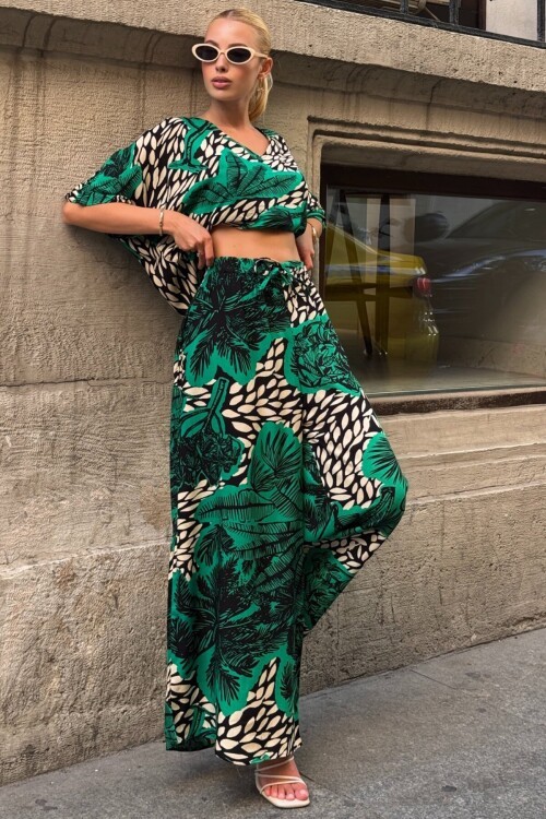 Yeşil Desenli V Yaka Yarım Kol Bluz Ve Beli Lastikli Palazzo Pantolon Takım