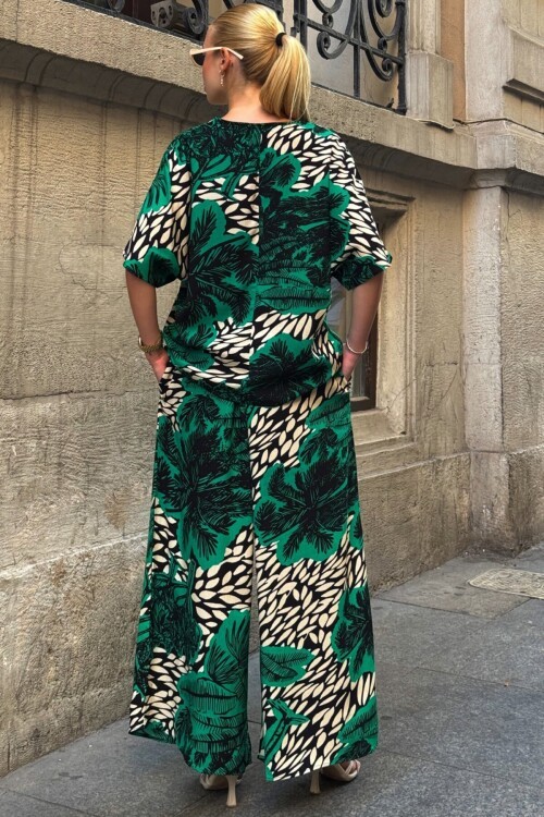 Yeşil Desenli V Yaka Yarım Kol Bluz Ve Beli Lastikli Palazzo Pantolon Takım