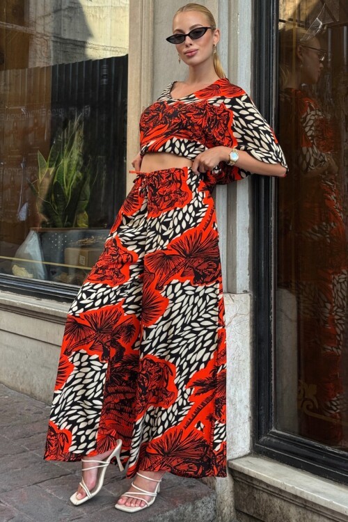 Mercan Desenli V Yaka Yarım Kol Bluz Ve Beli Lastikli Palazzo Pantolon Takım