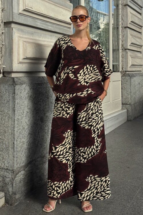 Acı Kahve Desenli V Yaka Yarım Kol Bluz Ve Beli Lastikli Palazzo Pantolon Takım