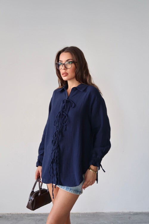Lacivert Düğme Detaylı Bağlamalı Müslin Gömlek