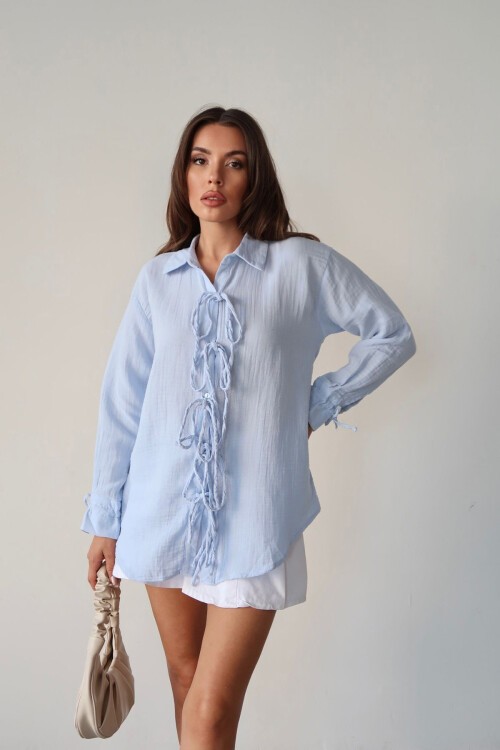 Mavi Düğme Detaylı Bağlamalı Müslin Gömlek