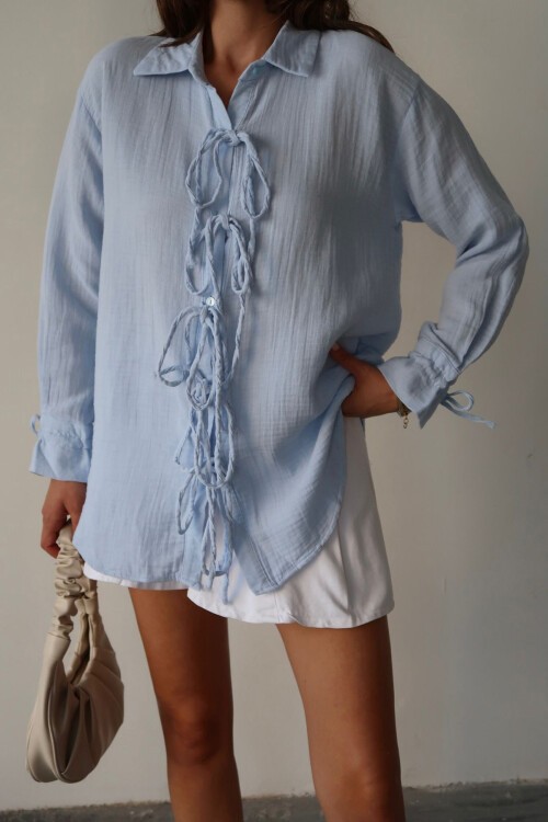 Mavi Düğme Detaylı Bağlamalı Müslin Gömlek