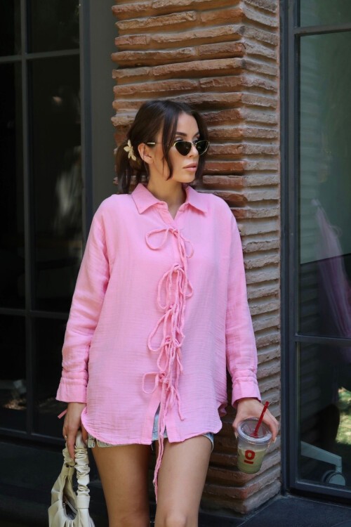 Pembe Düğme Detaylı Bağlamalı Müslin Gömlek
