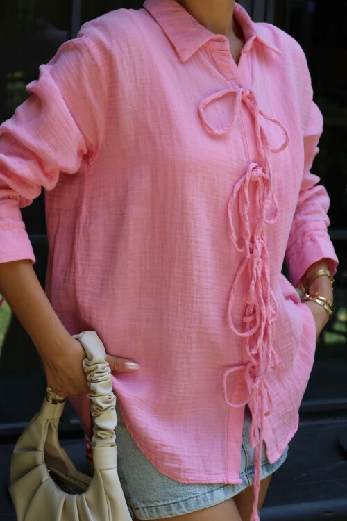 Pembe Düğme Detaylı Bağlamalı Müslin Gömlek