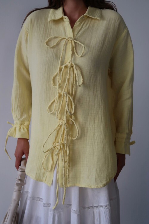 Sarı Düğme Detaylı Bağlamalı Müslin Gömlek