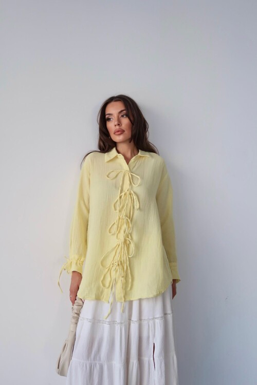 Sarı Düğme Detaylı Bağlamalı Müslin Gömlek