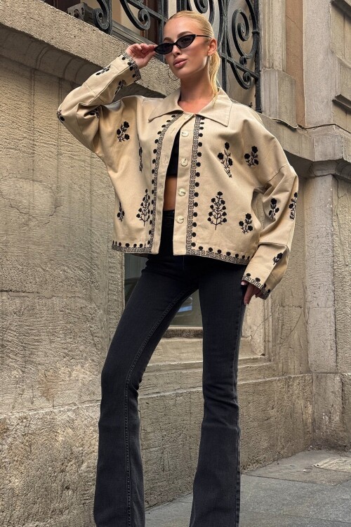 Bej Düğme Kapamalı Çiçek Nakışlı Oversize Ceket