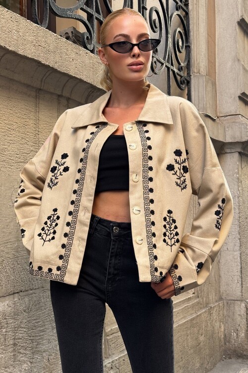 Bej Düğme Kapamalı Çiçek Nakışlı Oversize Ceket