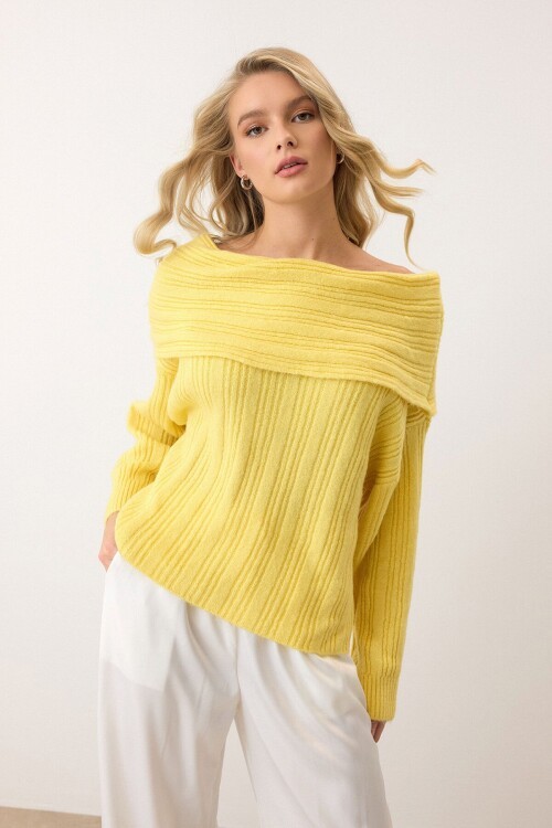 Sarı Düşük Omuzlu Fitilli Triko Kazak