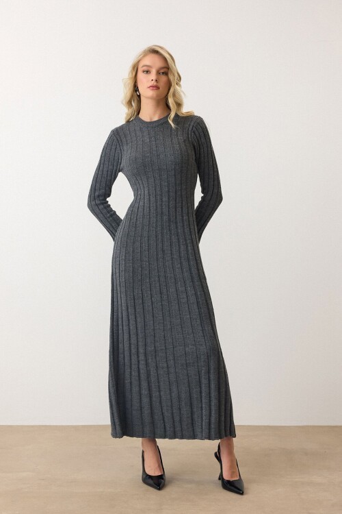 Antrasit Düz Kesim Uzun Kollu Triko Elbise