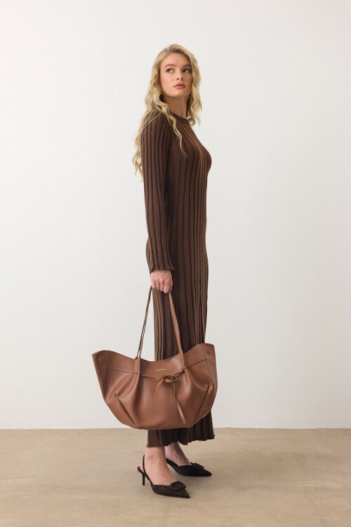 Kahverengi Düz Kesim Uzun Kollu Triko Elbise