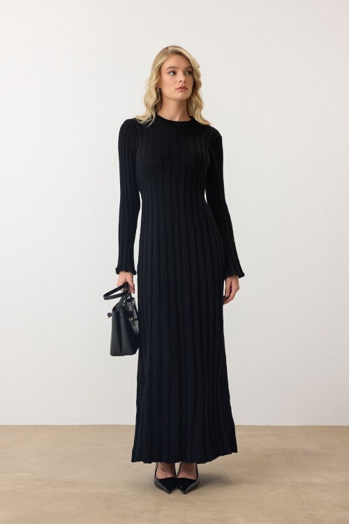 Siyah Düz Kesim Uzun Kollu Triko Elbise