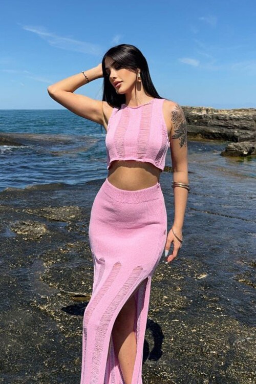 Pembe Eskitmeli Kolsuz Crop Bluz Ve Beli Lastikli Midi Boy Etek Takım
