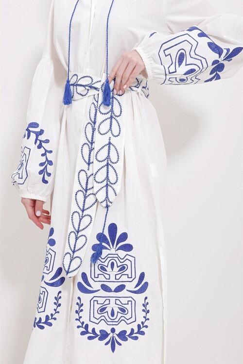 Beyaz Hakim Yaka Kemerli Çift Yırtmaçlı Keten Elbise