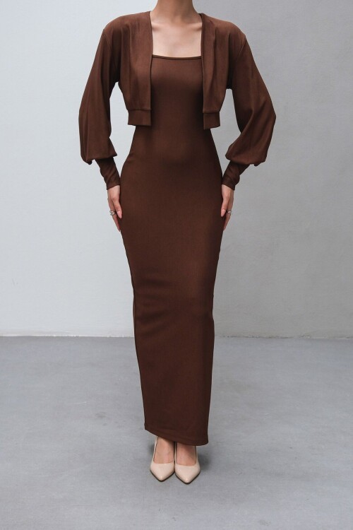 Kahverengi İnce Askılı Yırtmaç Detaylı Uzun Elbise Ve Hırka İkili Takım