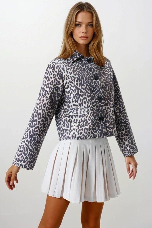 Kapaklı Çift Cepli Vatkalı Leopar Desenli Astarlı Ceket