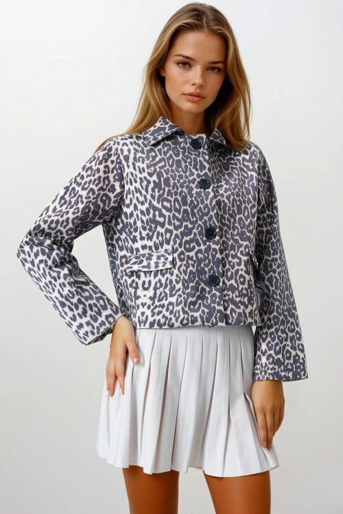 Kapaklı Çift Cepli Vatkalı Leopar Desenli Astarlı Ceket