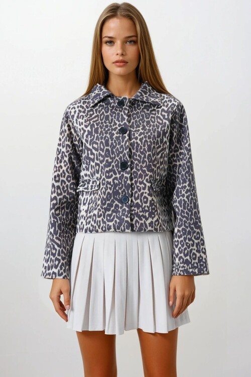 Kapaklı Çift Cepli Vatkalı Leopar Desenli Astarlı Ceket