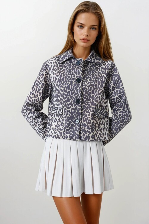 Kapaklı Çift Cepli Vatkalı Leopar Desenli Astarlı Ceket