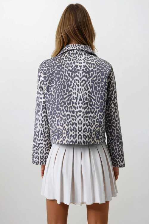 Kapaklı Çift Cepli Vatkalı Leopar Desenli Astarlı Ceket