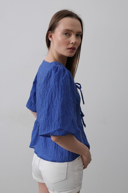 Mavi Kare Yaka Bağlama Detaylı Balon Kol Bluz