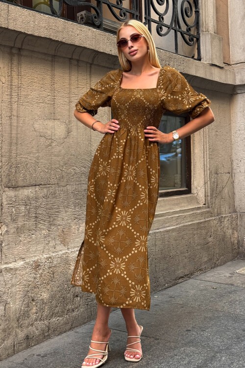 Kahverengi Kare Yaka Gipeli Desenli Midi Boy Elbise