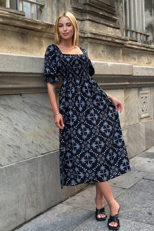 Siyah Kare Yaka Gipeli Desenli Midi Boy Elbise