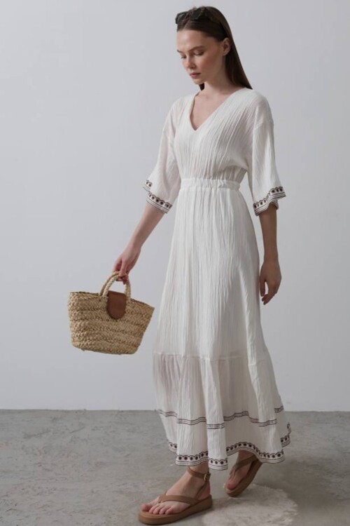 Beyaz Kol Etek Nakışlı Astarlı Uzun Elbise