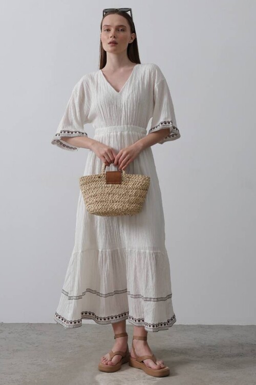 Beyaz Kol Etek Nakışlı Astarlı Uzun Elbise