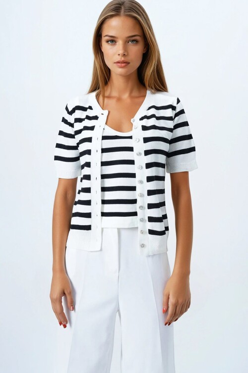 Siyah Kolsuz Bluz Ve Düğmeli Triko Hırka