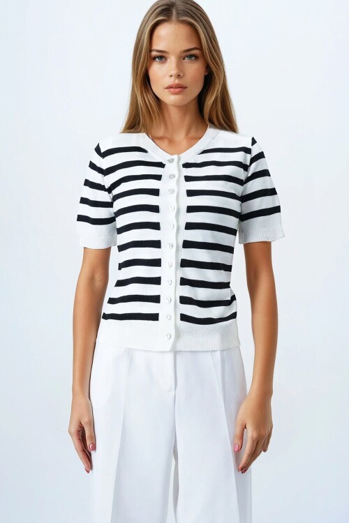 Siyah Kolsuz Bluz Ve Düğmeli Triko Hırka