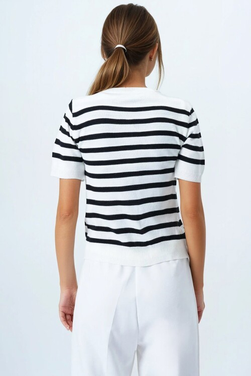 Siyah Kolsuz Bluz Ve Düğmeli Triko Hırka