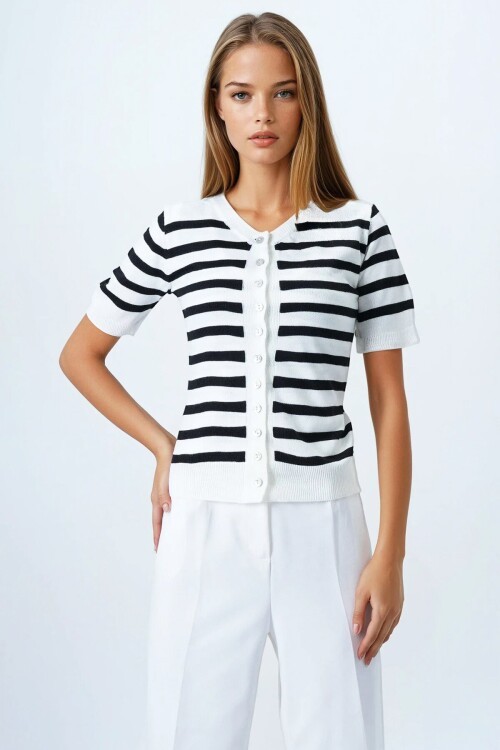 Siyah Kolsuz Bluz Ve Düğmeli Triko Hırka