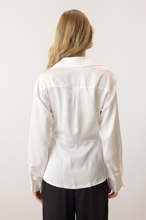 Beyaz Kruvaze Yaka Kuşaklı Saten Bluz
