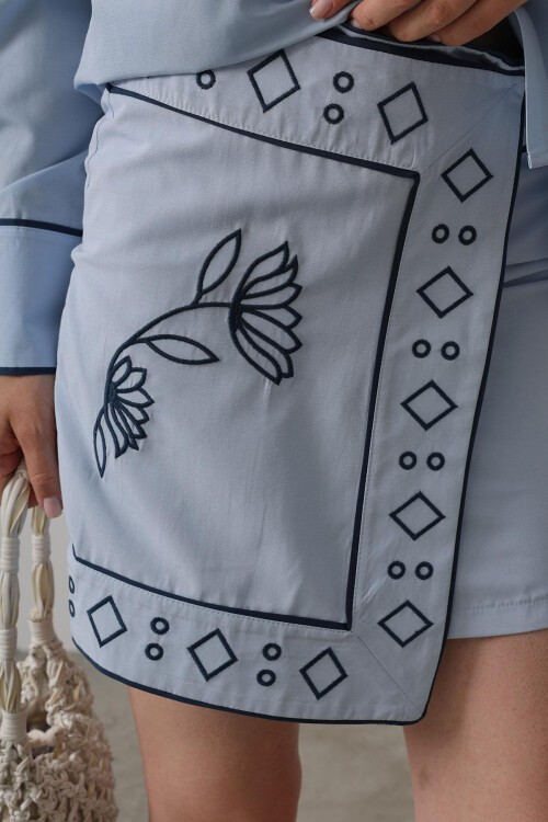 Bebe Mavisi Gizli Pat Gömlek Ve Asimetrik Kesim Etek Nakışlı Takım