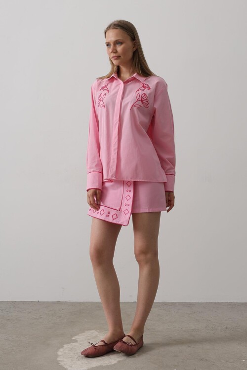 Pembe Gizli Pat Gömlek Ve Asimetrik Kesim Etek Nakışlı Takım