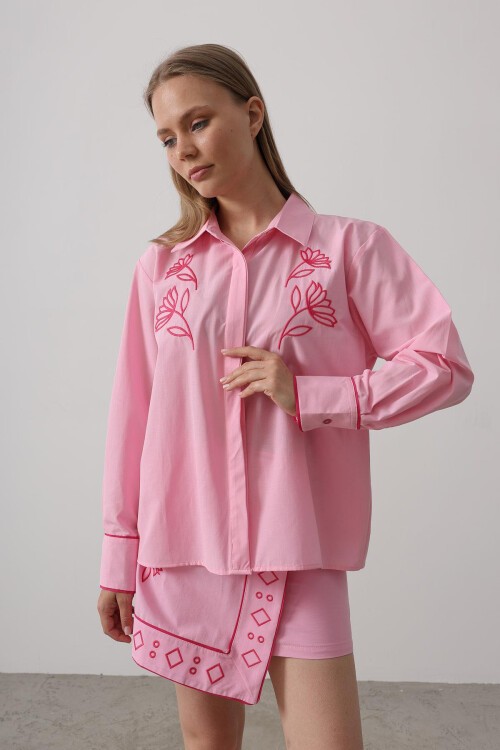 Pembe Gizli Pat Gömlek Ve Asimetrik Kesim Etek Nakışlı Takım