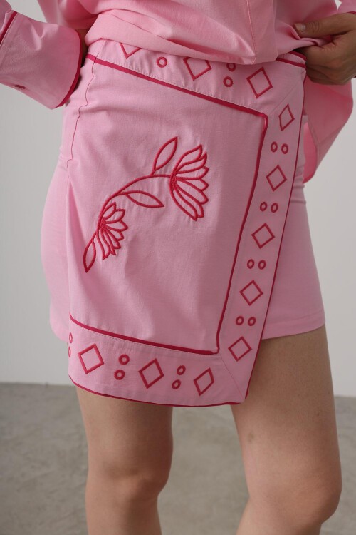 Pembe Gizli Pat Gömlek Ve Asimetrik Kesim Etek Nakışlı Takım