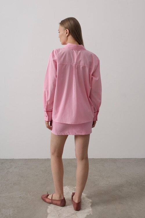Pembe Gizli Pat Gömlek Ve Asimetrik Kesim Etek Nakışlı Takım