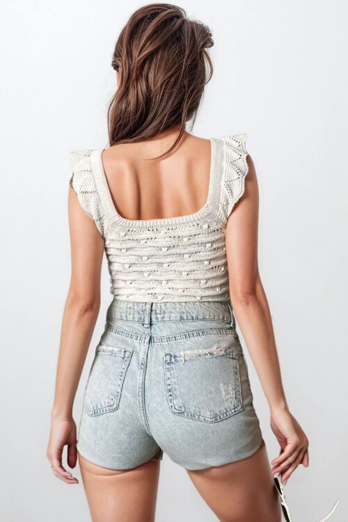 Beyaz Omuzları Fırfırlı Ajurlu Triko Bluz