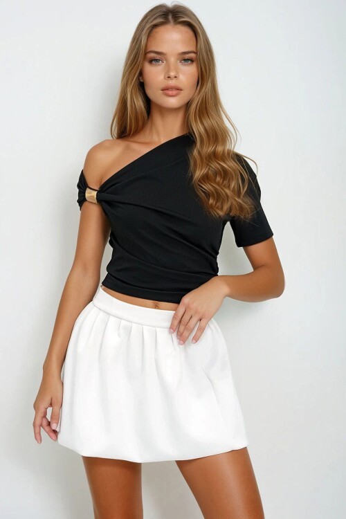 Siyah Asimetrik Yaka Drapeli Omuz Aksesuarlı  Sandy Bluz