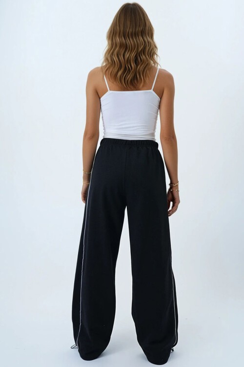 Siyah Çift Cepli Yanları Biyeli Bol Paça Eşofman Altı