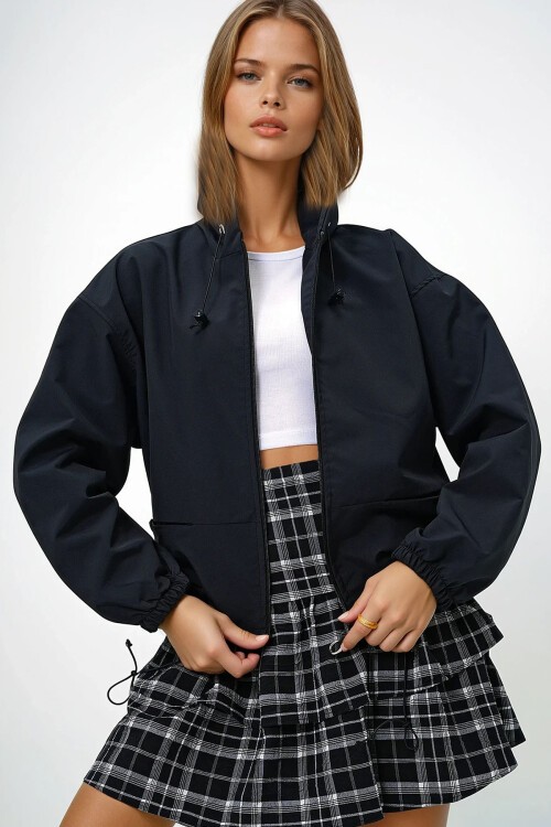 Siyah Kapüşonlu Gizli Cepli Önü Fermuarlı Mevsimlik Ceket