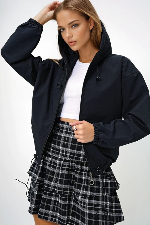 Siyah Kapüşonlu Gizli Cepli Önü Fermuarlı Mevsimlik Ceket