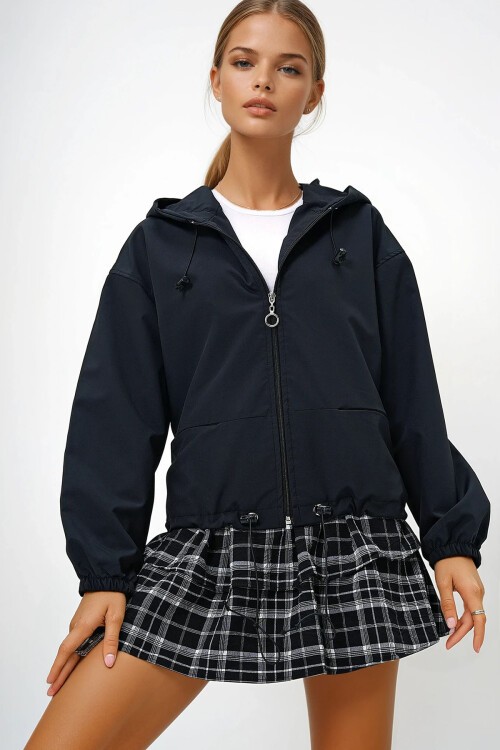 Siyah Kapüşonlu Gizli Cepli Önü Fermuarlı Mevsimlik Ceket