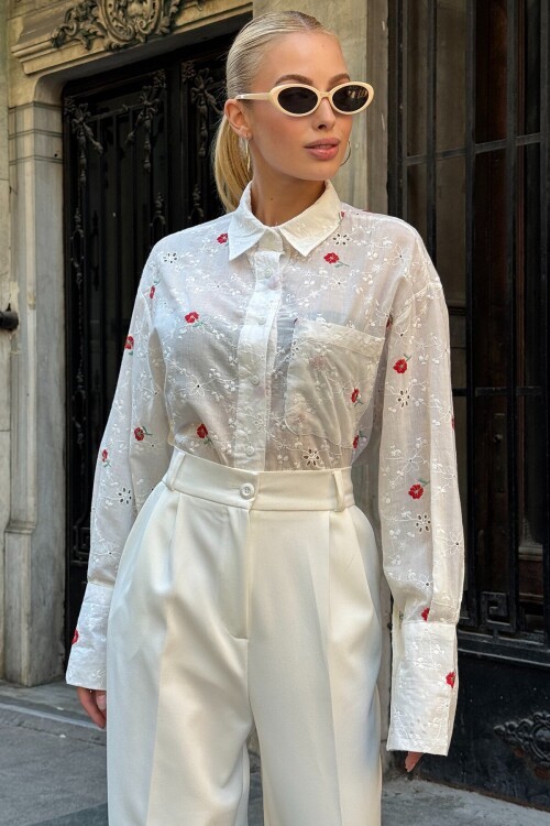 Kırmızı Tek Cepli Önü Kısa Arkası Uzun Nakış İşlemeli Ajurlu Gömlek